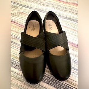 Clark’s Collection Size 8 Gracelin Shea Leather Cross-Strap Flats in black